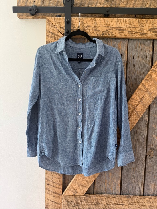 GAP Tops - GAP Women Blue Chambray Long Sleeves Button-Down Shirt - Size S